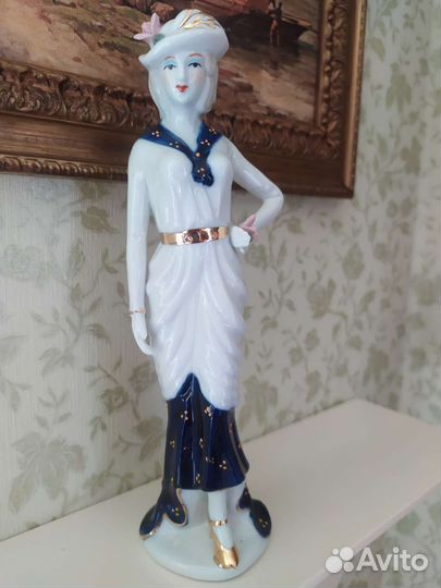 Фарфоровая статуэтка 