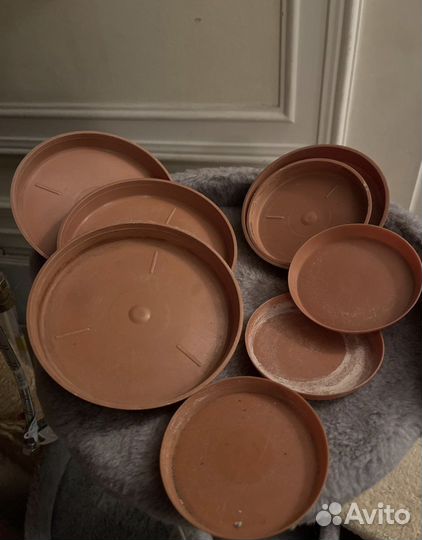 Горшки для цветов пластиковые разные и блюдца