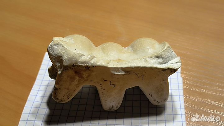 Три черепка.и две бронзовые фигурки