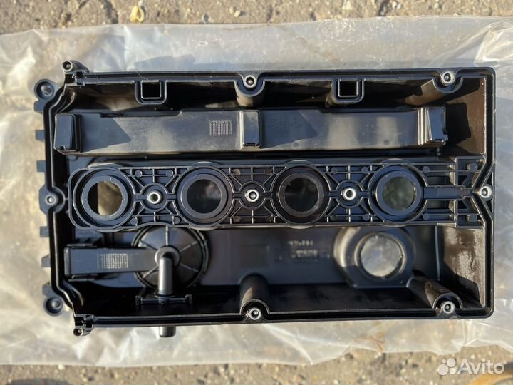 Opel Astra j A1.6XER клапанная крышка