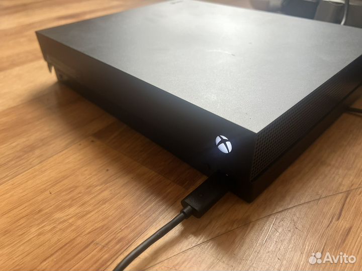 Xbox one x 1тб 2геймпада