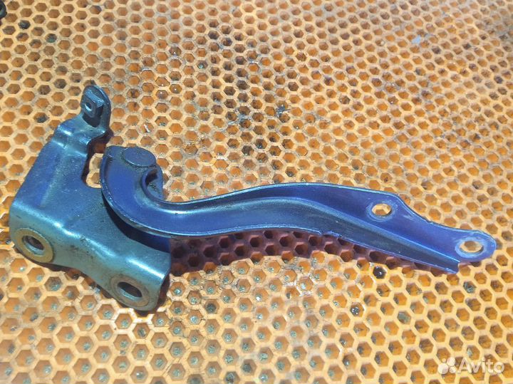 Петля капота правая Toyota Corolla 150 рестайлинг