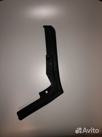 Уплотнель спойлера - правая land cruiser Prado 150