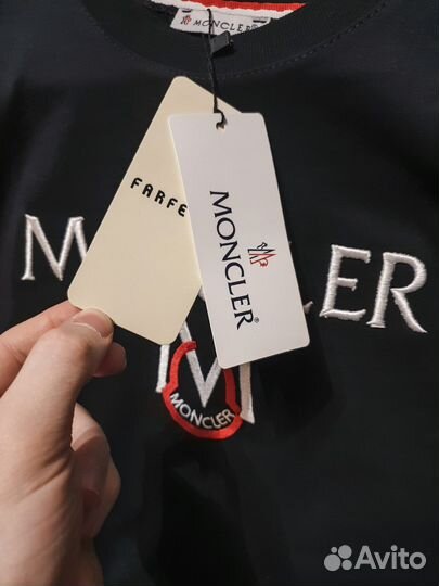 Футболка Moncler: всегда в моде