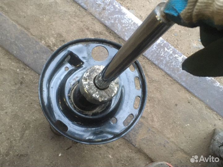 Амортизатор передний правый Тайота Кролла Аурис