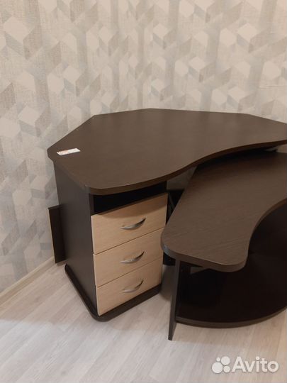 Компьютерный стол угловой с полками новый
