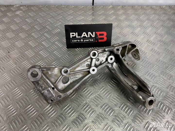 Кронштейн рычага передний правый Volkswagen Golf