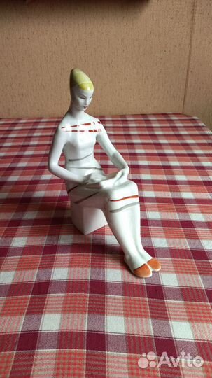 Статуэтка фарфор