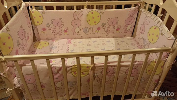 Детская кроватка с маятником