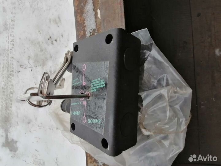 Замок гаражный накладной и просто замки