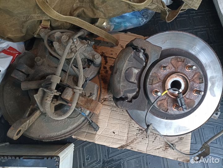 Суппорт тормозной передний Mitsubishi Outlander 3