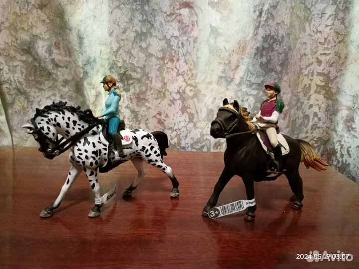 Schleich всадники, скачки, лошади