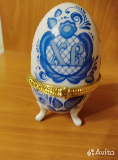 Шкатулка в форме пасхального яйца и цветок