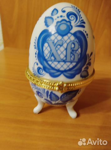 Шкатулка в форме пасхального яйца и цветок