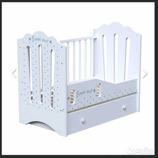 Детская кроватка с маятником