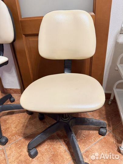 Стул мягкий на колесиках