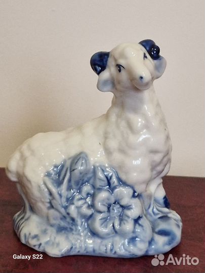 Фарфоровая фигурка ручной работы Овечка Гжель
