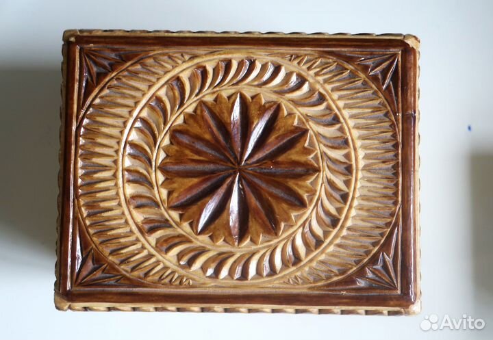 Шкатулка резная деревянная