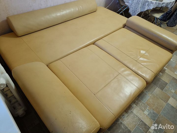 Кожаный диван бу