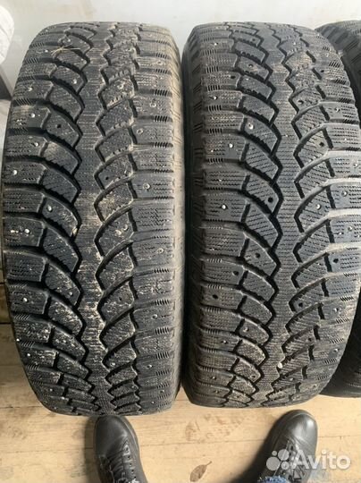 Bridgestone Blizzak Spike-01 215/65 R16