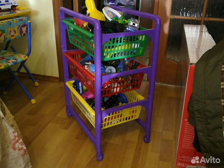 Стойка для игрушек пластиковая на колёсах