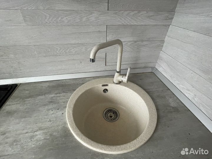 Продам угловую кухню