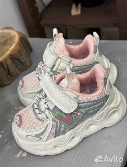 Кроссовки деткие 24