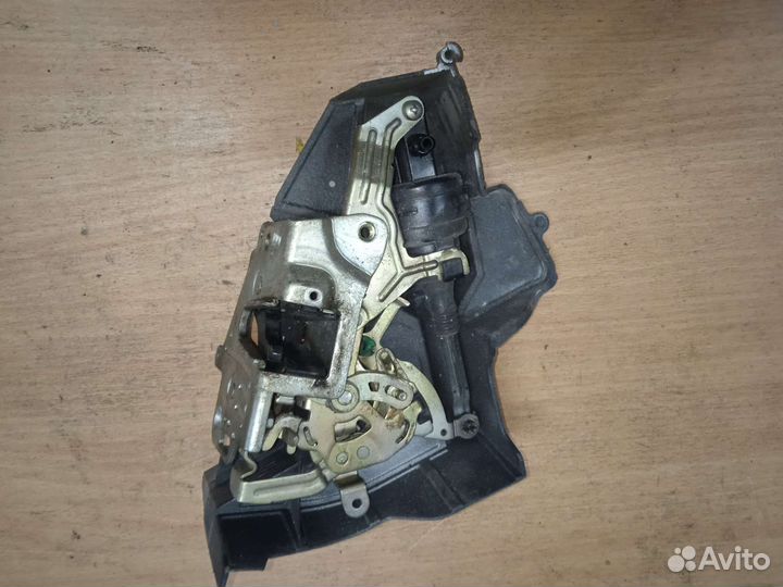 Замок двери задний правый Mercedes w210 мерседес