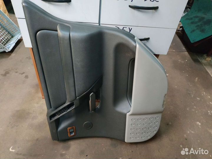 Обшивка двери задняя правая Nissan Armada