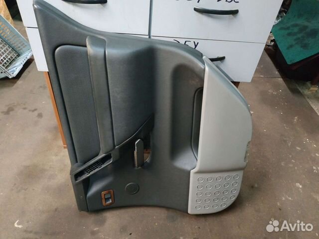 Обшивка двери задняя правая Nissan Armada