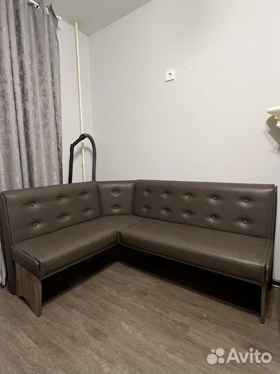 Кухонный уголок со столом и табуретами