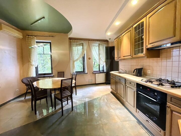 3-к. квартира, 150 м², 2/4 эт.