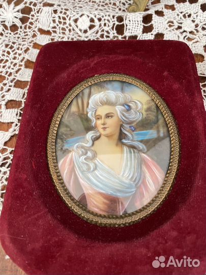 Старинные картины на красном бархате. Италия