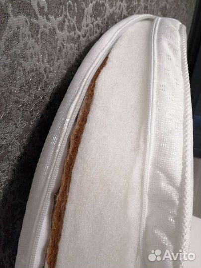 Матрас в круглую кроватку+наматрасник+простыня