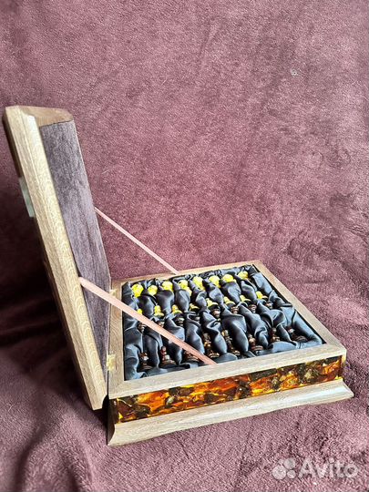 Шахматы из янтаря