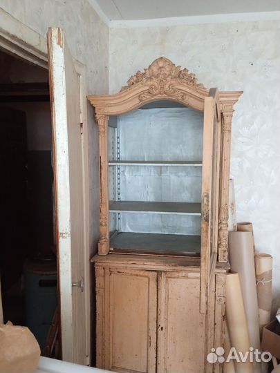 Старинный буфет горка