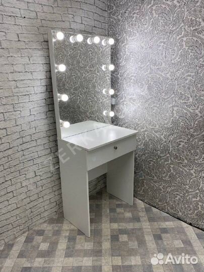 В наличии Гримерный столик с зеркалом 60*160