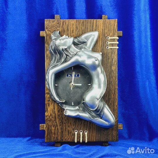 Часы настенные с девушкой