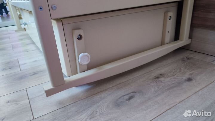 Детская кроватка с маятником