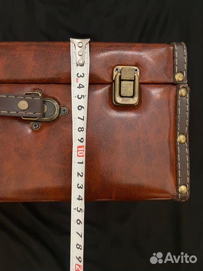 Два чемодана декоративных