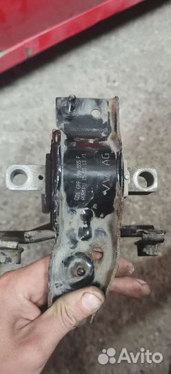 Опора двигателя кпп volkswagen Polo