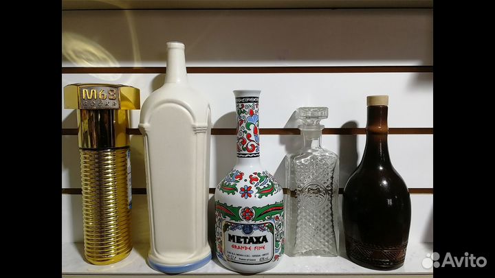 Пустые бутылки из разного алкоголя