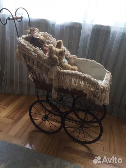 Винтажная коляска с куклой