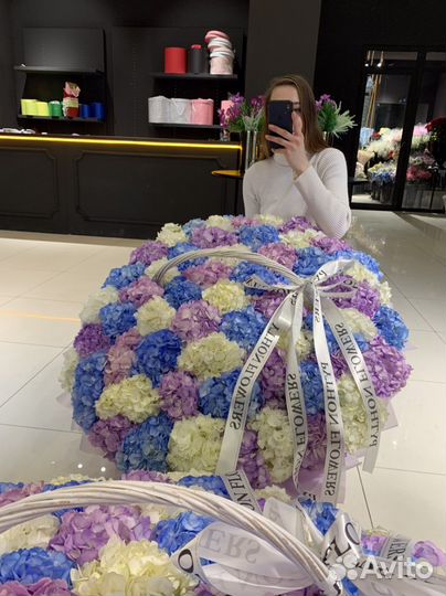 Корзина большая из гортензий