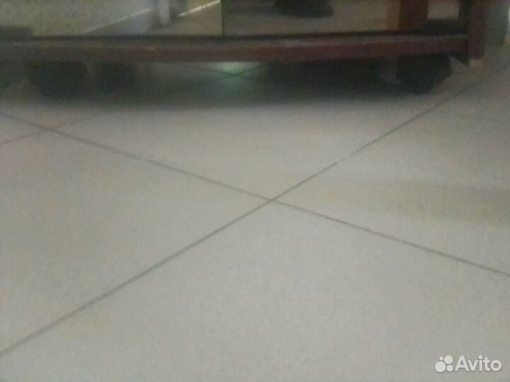 Тумба-шкаф с 2 распашными зеркал.дв. на колесах бу