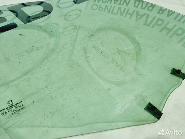 Стекло переднее правое Peugeot 308