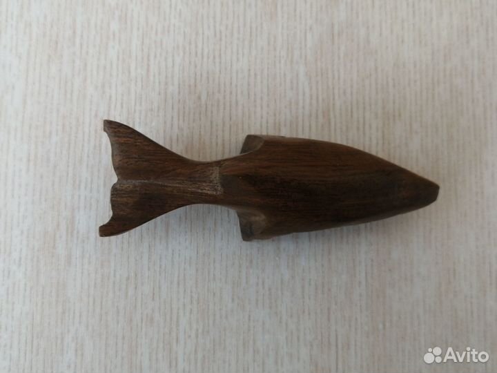 Дельфин — фигурка из железного дерева