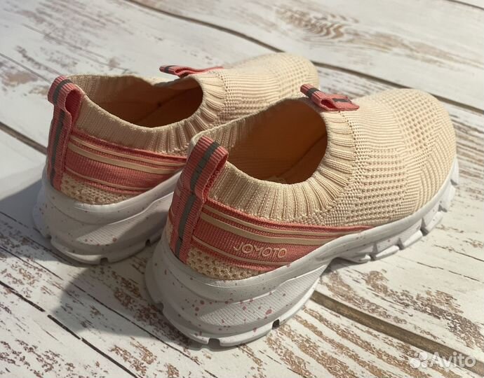 Кроссовки облегченные