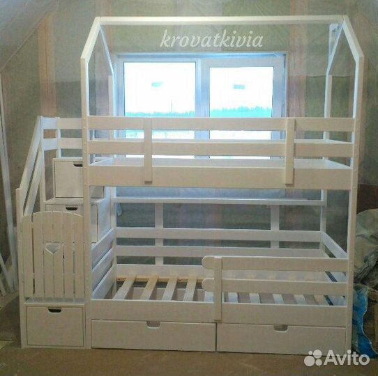 Двухъярусная Эко кровать домик с лестницей комодом