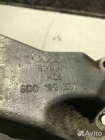 Кронштейн двигателя левый Volkswagen Passat B5